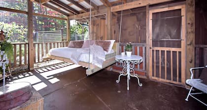 Spacious 5-bedroom house in charming Linville Falls near ski resorts!