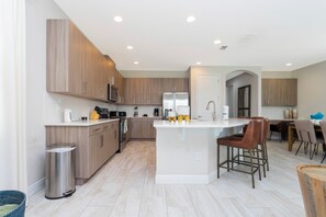 Micro-ondes, four, plaque de cuisson, lave-vaisselle