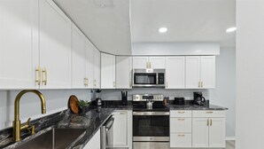 Rumah (3 Bedrooms) | Dapur pribadi | Lemari es, microwave, oven, dan kompor