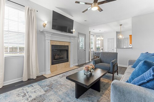 Spacious 5BR Retreat Sleeps 14 Huge Yard!