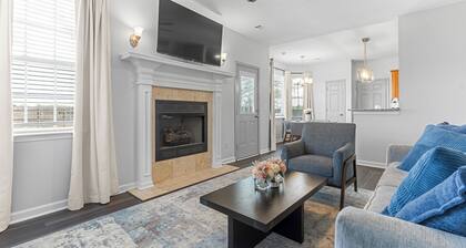 Spacious 5BR Retreat Sleeps 14 Huge Yard!