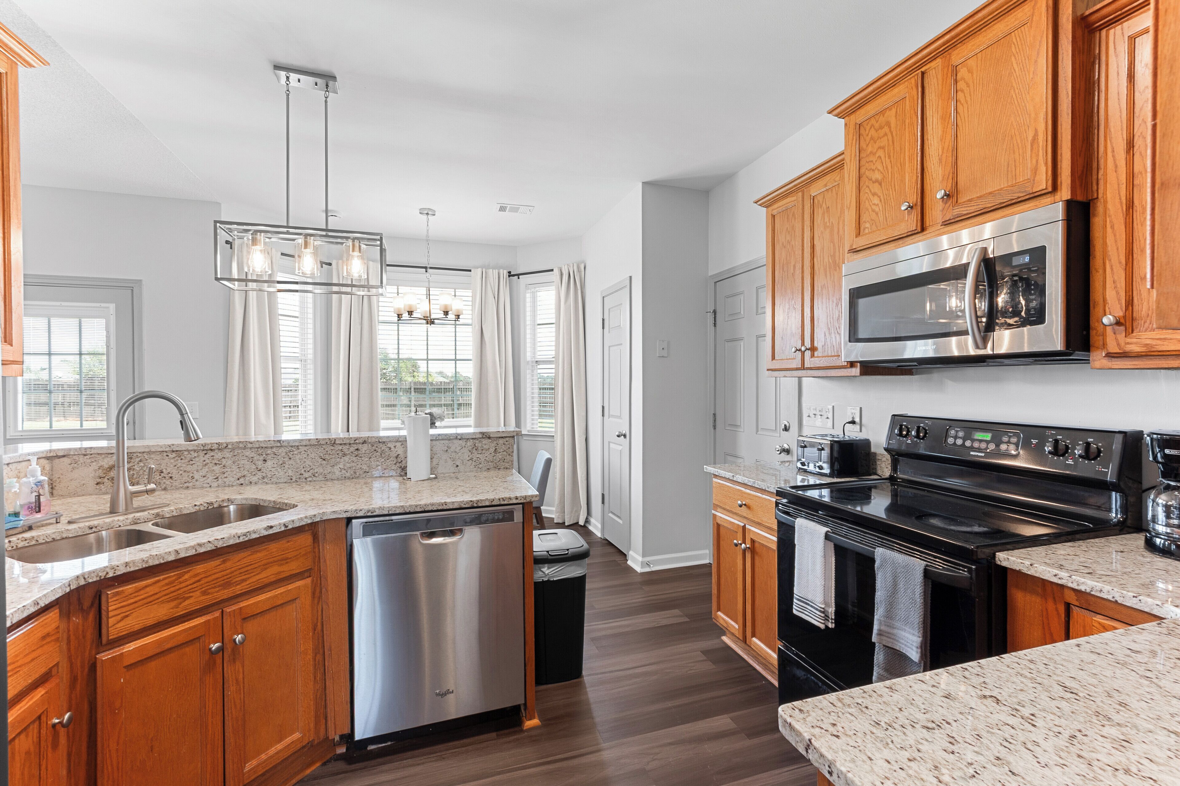 Mikrobølgeovn, ovn, kokeplater og oppvaskmaskin