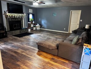 TV, fireplace - 4-bedroom house in delightful Springfield pet friendly, fitness room (Springfield)