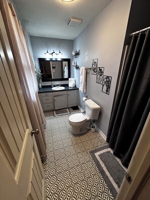 Douche, sèche-cheveux, serviettes fournies, savon