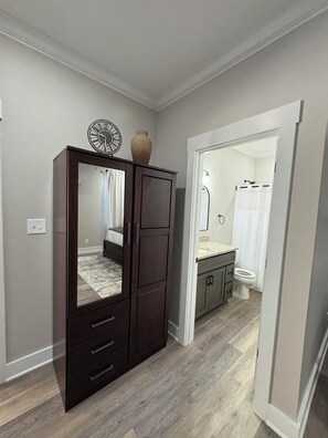 Hiustenkuivaaja, pyyhkeet, saippua