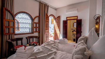 Quarto casal ou duplo luxo, vista para o pátio | Cofres nos quartos, escrivaninha, espaço de trabalho para notebook