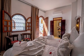 Quarto casal ou duplo luxo, vista para o pátio | Cofres nos quartos, escrivaninha, espaço de trabalho para notebook
