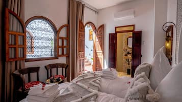 Caja de seguridad en la habitación y escritorio