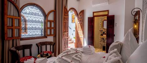 Chambre Deluxe double ou avec lits jumeaux, vue sur la cour intérieure | Coffre-fort, bureau, espace de travail pour ordinateurs portables