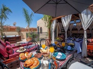 فطور أوروبي مجانًا يوميًا