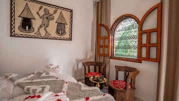 Chambre Deluxe Double ou avec lits jumeaux, vue cour intérieure | Coffres-forts dans les chambres, bureau
