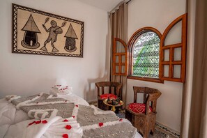 Habitación Deluxe con 1 cama doble o 2 individuales, vistas al patio | Caja fuerte, escritorio, espacio para trabajar con un portátil