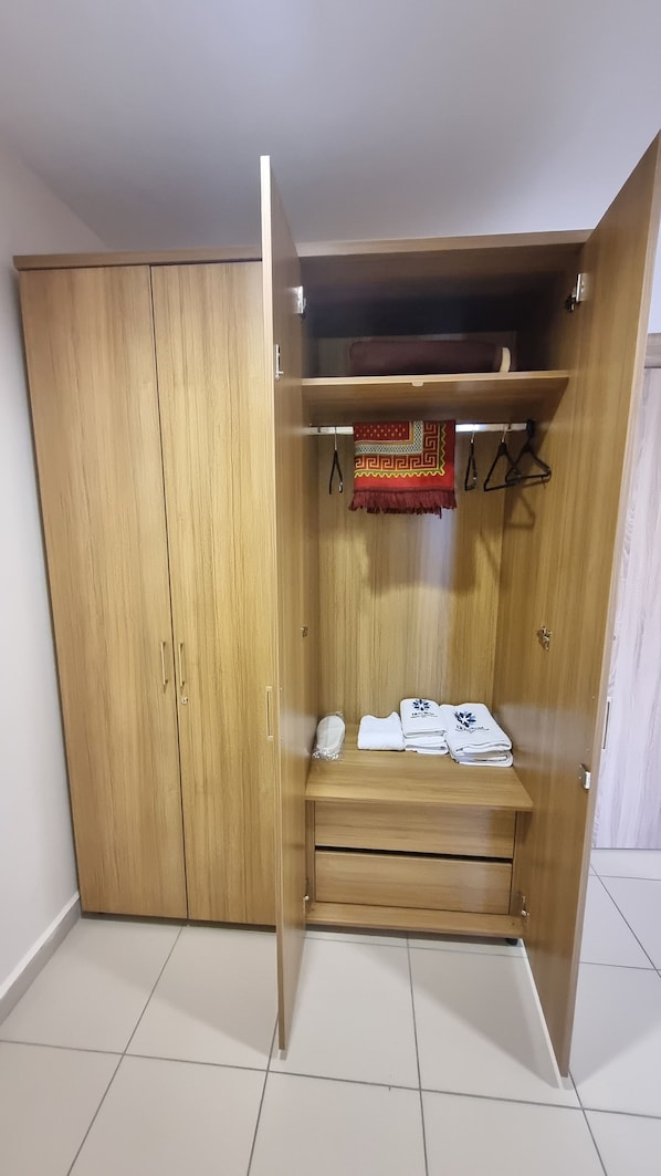 Habitación cuádruple | Escritorio, wifi gratis, ropa de cama