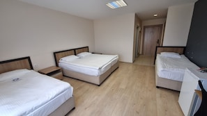 Habitación cuádruple | Escritorio, wifi gratis, ropa de cama