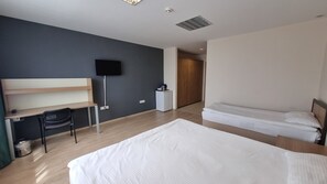 Habitación triple | Escritorio, wifi gratis, ropa de cama