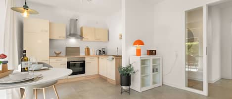 Fridge, oven, stovetop, dishwasher