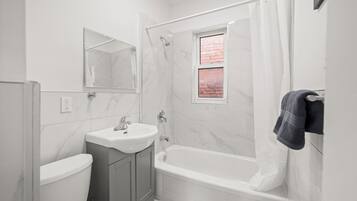 Sèche-cheveux, serviettes fournies, savon, papier toilette