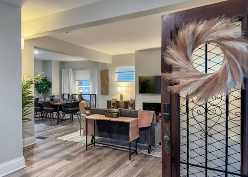 Art Deco Home Downtown, Garage Parking, 4BD, Fire Pit, Pet Friendly, fenced yard