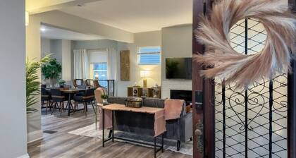 Art Deco Home Downtown, Garage Parking, 4BD, Fire Pit, Pet Friendly, fenced yard