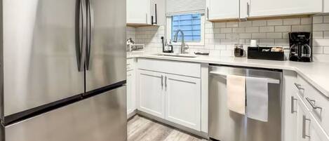 Kylskåp, mikrovågsugn, ugn och spishäll