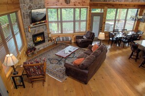 Smart TV, chimenea, videojuegos, libros