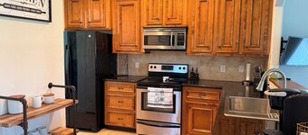 Charming 3-bedroom house in Lake Conroe, community pool and gym.