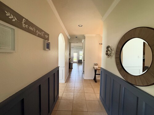 Charming 3-bedroom house in Lake Conroe, community pool and gym.