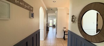 Charming 3-bedroom house in Lake Conroe, community pool and gym.