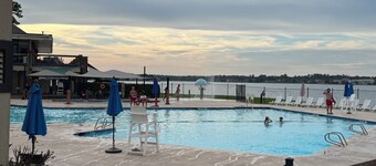 Charming 3-bedroom house in Lake Conroe, community pool and gym.