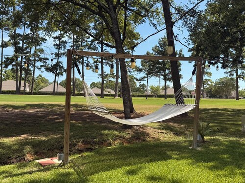 Charming 3-bedroom house in Lake Conroe, community pool and gym.