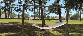 Charming 3-bedroom house in Lake Conroe, community pool and gym.
