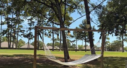 Charming 3-bedroom house in Lake Conroe, community pool and gym.