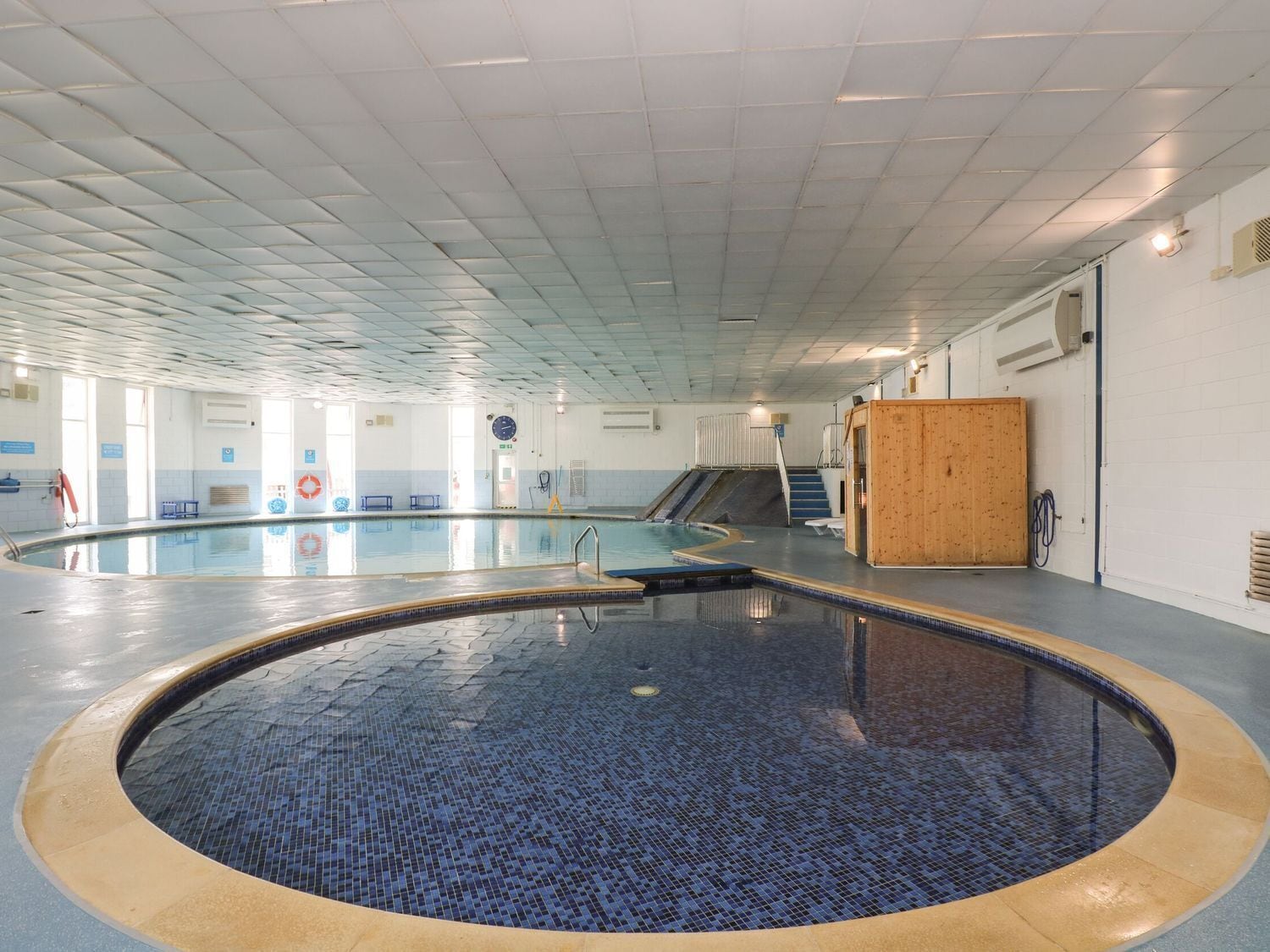 Piscine couverte, piscine extérieure