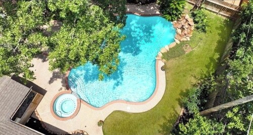 Fabulous 5-bedroom house /private Pool in Houston a few minutes from the airport