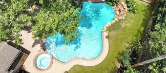 Fabulous 5-bedroom house /private Pool in Houston a few minutes from the airport