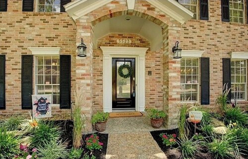 Fabulous 5-bedroom house /private Pool in Houston a few minutes from the airport