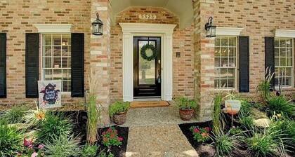 Fabulous 5-bedroom house /private Pool in Houston a few minutes from the airport