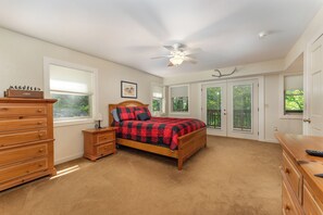 4 bedrooms, desk, free WiFi, bed sheets - LakeAccess/Kayak/Hottub/Gameroom/FirePit/Waterfall (Black Mountain)