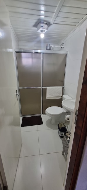 Dormitório compartilhado econômico | Banheiro