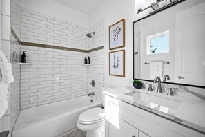 Douche, serviettes fournies, savon, papier de toilette