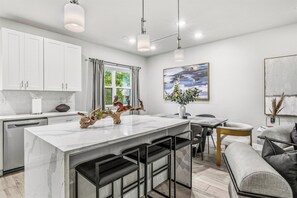 Pour something cold, pull up a stool at the island, and chat with the cook while dinner comes together. Room for the whole group to hang out without anyone feeling in the way. - 3BR Townhome~Rooftop Hot Tub~Skyline Views~Dallas (Dallas)