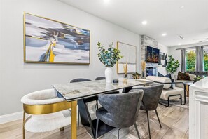 Pull up a chair for long dinners and late card games: everyone at one table, window light fading while the conversation keeps going. - 3BR Townhome~Rooftop Hot Tub~Skyline Views~Dallas (Dallas)