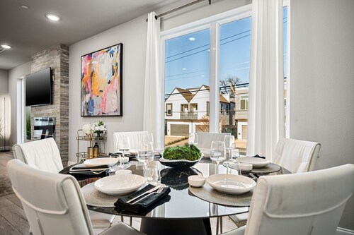 Luxurious Retreat ~ Gated ~ Hot Tub ~ Skyline View of Downtown Dallas ~ BBQ