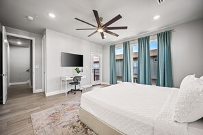3 habitaciones, escritorio y tabla de planchar con plancha 
