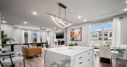 Luxurious Retreat ~ Gated ~ Hot Tub ~ Skyline View of Downtown Dallas ~ BBQ