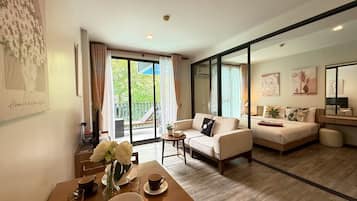 Caja de seguridad en la habitación y escritorio