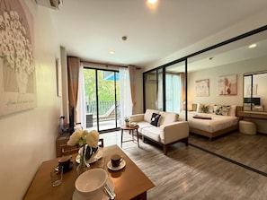 Suite Studio Supérieure, vue piscine | Coffres-forts dans les chambres, bureau