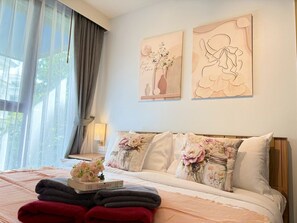 Superior Studio Suite, Garden View | Peti besi dalam bilik, meja, ruang kerja komputer riba, cadar katil 