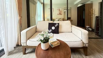 Superior Studio Suite, Pool View | Living area