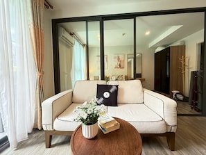 Superior Studio Suite, Pool View | Living area